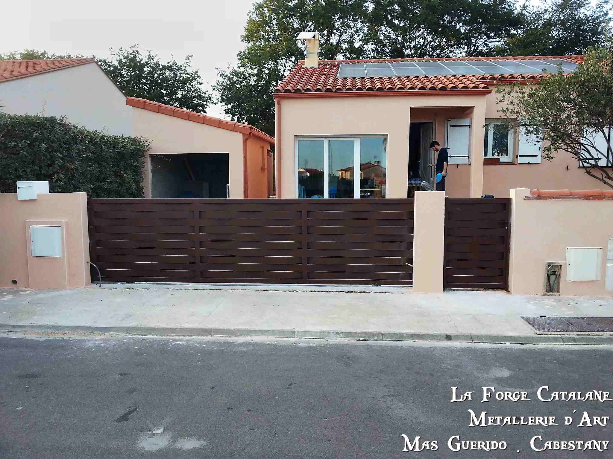 Portail tole effet lames tresses vannerie sans tube forge catalane.jpg